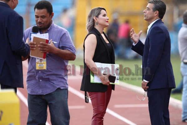 FOTOS: Bellas y enamoradas, así llegaron las aficionadas de Olimpia y Motagua al clásico