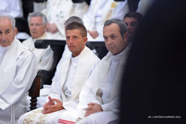 Ricardo Esteves, el sacerdote que trabaja como modelo y dona sus ganancias a la caridad