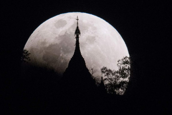 Así se vio la superluna 'azul de sangre' al otro lado del mundo, un espectáculo en el cielo