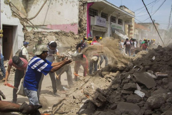 FOTOS: Escombros y dramáticos rescates tras sismo de 7.1 en México