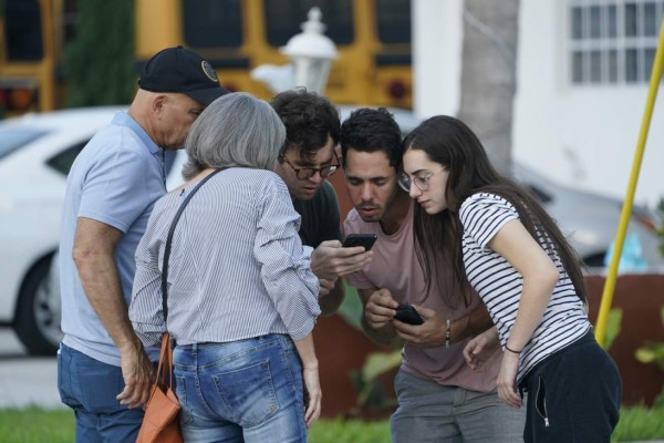 Consternación y llanto por trágico derrumbe de edificio en Miami (FOTOS)