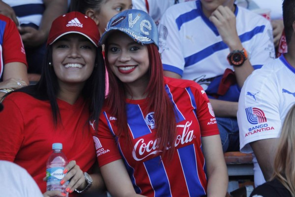 Hermosas chicas engalanan la final Olimpia - Real Sociedad