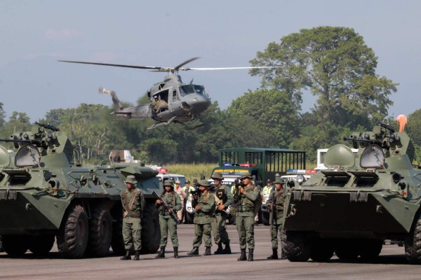 Venezuela desplaza su mejor equipo militar a la frontera con Colombia