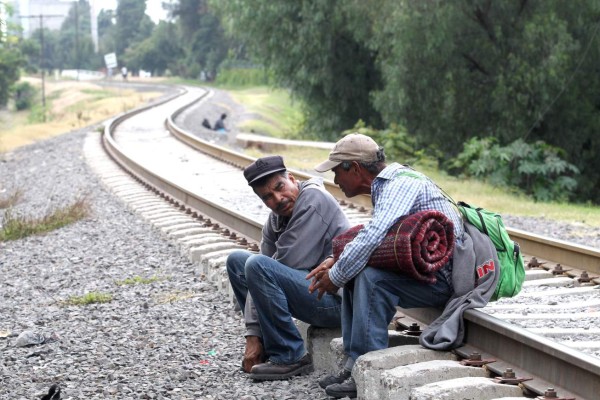 Lo que hacen los migrantes por un plato de comida en la ruta hacia Estados Unidos