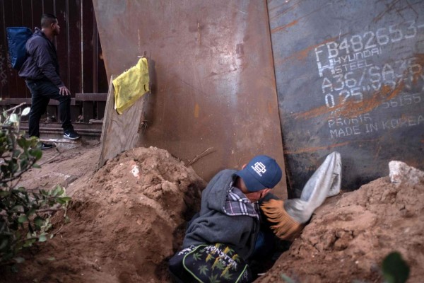 De día o de noche, los migrantes se las ingenian para cruzar el muro fronterizo en EEUU