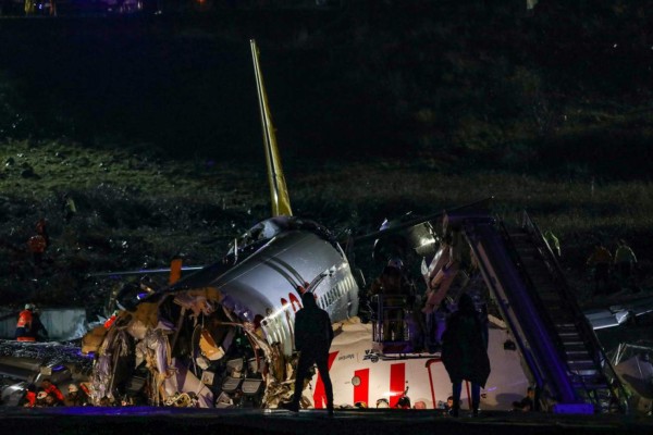 Las fotos del avión que se partió en tres en Turquía; hay 157 heridos