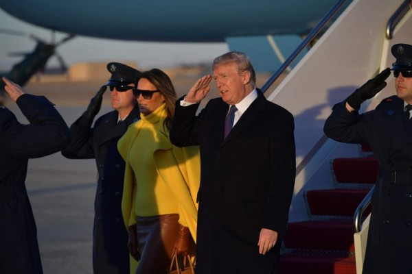 ¿Estrategia? Así rechazó Melania otra vez la mano de Donald Trump