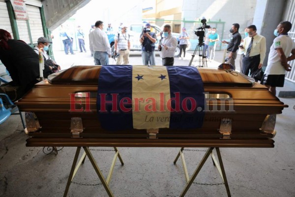 Desconsuelo y llanto en velorio de Chelato Uclés en el Estadio Nacional