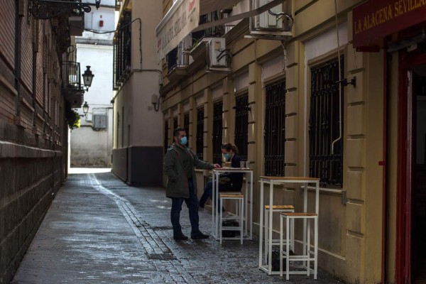 Poco a poco y con cierto temor, españoles buscan la normalidad: FOTOS