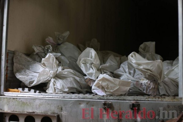 Apilados y a simple vista permanecen cadáveres no reclamados en morgue de Tegucigalpa (FOTOS)