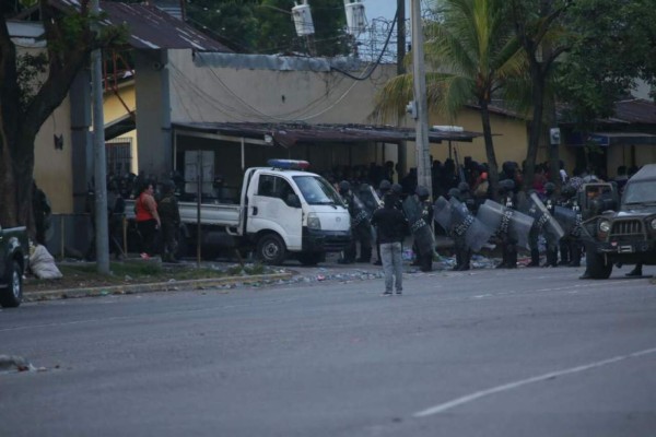 Así fue el traslado de reos de cárcel de San Pedro Sula