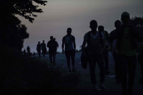 FOTOS: Cae la noche y los migrantes se preparan para dormir en el duro asfalto de México