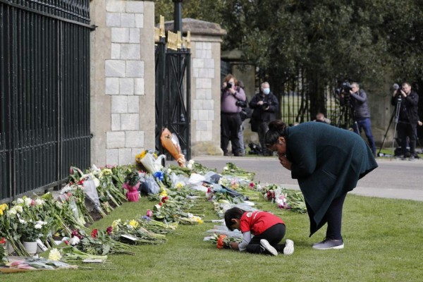 Sentido homenaje y tributos al príncipe Felipe en Reino Unido (FOTOS)