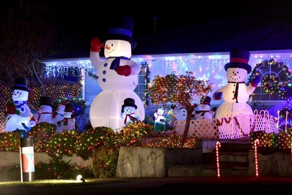 Coloridas luces tratan de darle algo de brillo a una Navidad que será muy distinta