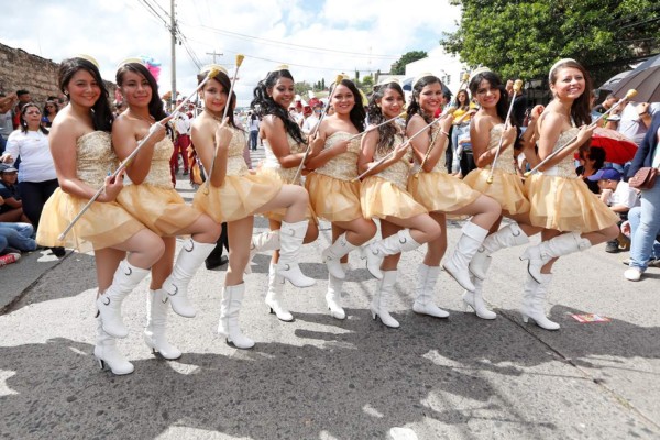 Las palillonas más hermosas en los desfiles patrios del año 2015