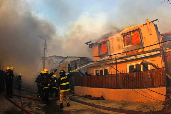 En imágenes el pavoroso incendio que amenaza arrasar Valparaíso