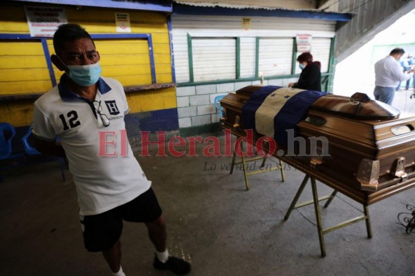 Desconsuelo y llanto en velorio de Chelato Uclés en el Estadio Nacional