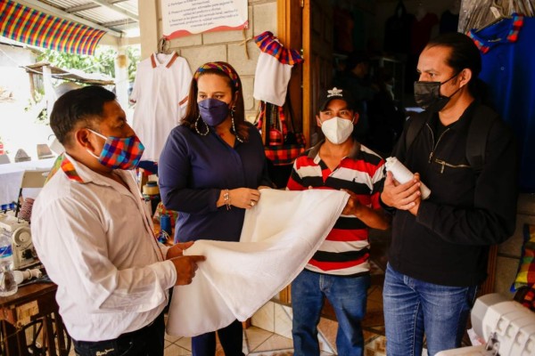 Trajes hechos por manos lencas lució la pareja presidencial de Honduras (FOTOS)