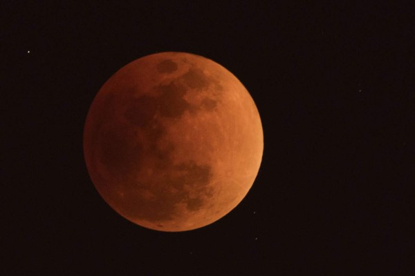 Así se vio la superluna 'azul de sangre' al otro lado del mundo, un espectáculo en el cielo