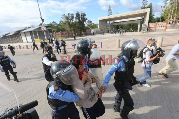 FOTOS: Nueva batalla campal entre universitarios y policías en la UNAH