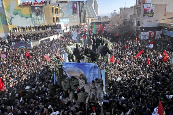 Las imágenes de la mortal estampida en entierro de Soleimani