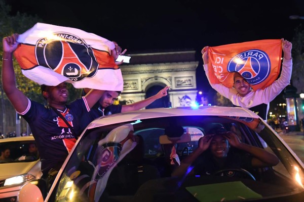 Fiesta y alegría: la celebración de los hinchas en París tras primera final del PSG (FOTOS)