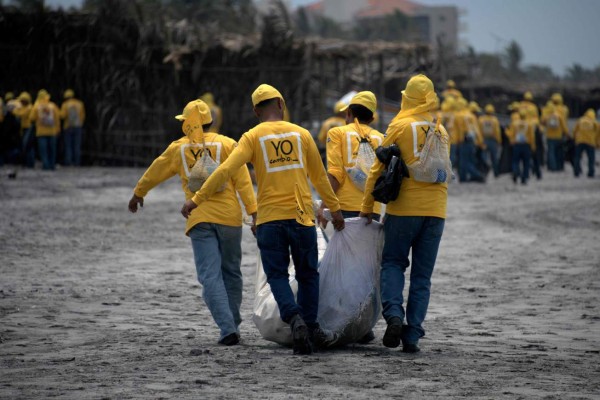 FOTOS: Así limpian las playas, presos salvadoreños antes de la Semana Santa