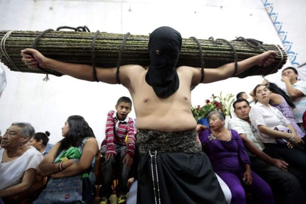 Clavados de pies y manos: El dolor real en los vía crucis más extremos del mundo