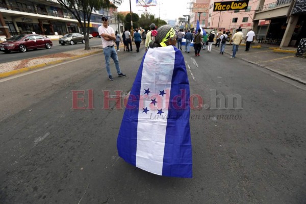 Gremios y sociedad civil marchan molestos tras cancelación de la Maccih