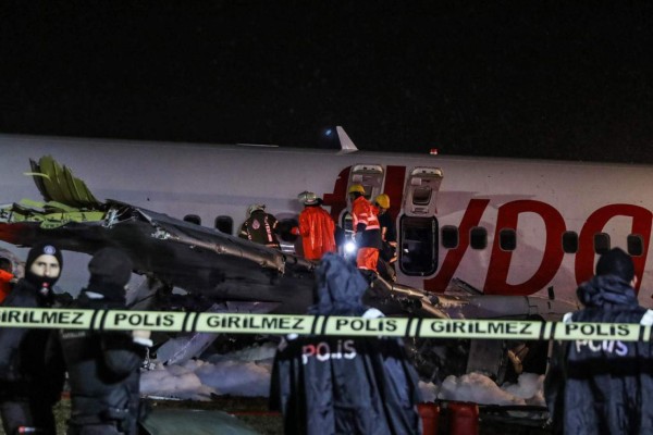 Las fotos del avión que se partió en tres en Turquía; hay 157 heridos