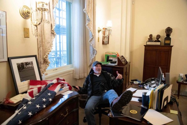 Invadieron escritorios y flamearon la bandera confederada: el caos en el Capitolio