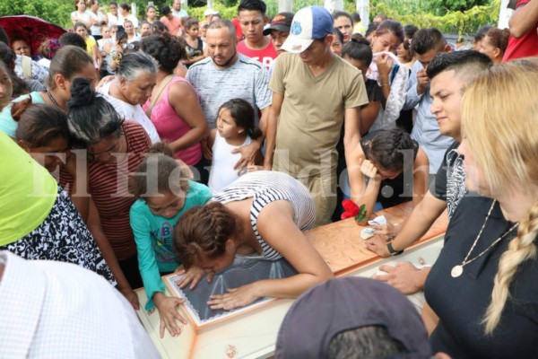 Desgarrador último adiós de niña que fue violada y estrangulada en Santa Cruz de Yojoa, Honduras