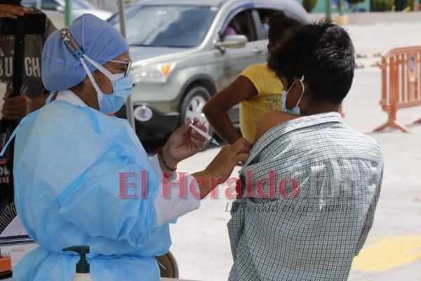 Imágenes de la vacunación anticovid a menores de 12 años en la capital