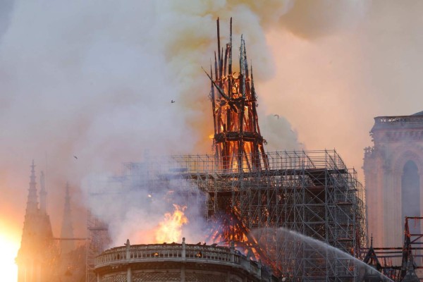 Las impactantes imágenes del pavoroso incendio de la catedral de Notre Dame de París