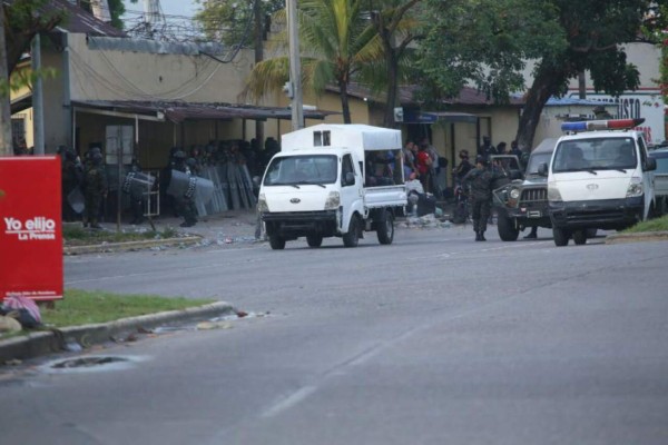 Así fue el traslado de reos de cárcel de San Pedro Sula