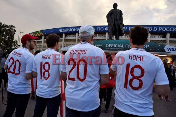 Afición de Croacia e Inglaterra enloquecen en celebración previo al último duelo semifinalista