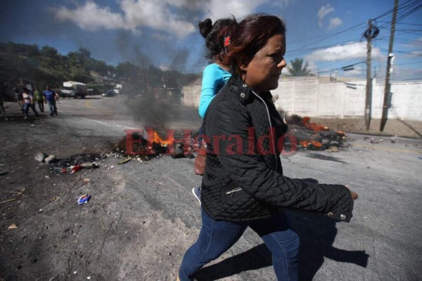 Lluvia de piedras en las tomas realizadas en la salida al sur por la Alianza de Oposición