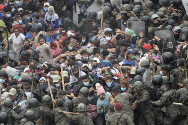 Empujones, golpes y gas lacrimógeno: Así fue la represión a la caravana migrante en Guatemala