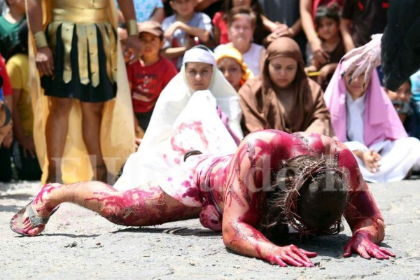 El espectacular Vía Crucis de Iglesia El Calvario que revive la pasión de Cristo