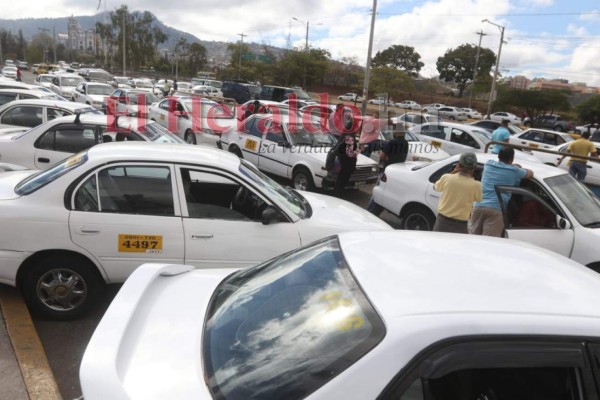 FOTOS: Colapsada, así permanece la capital durante paro de taxis