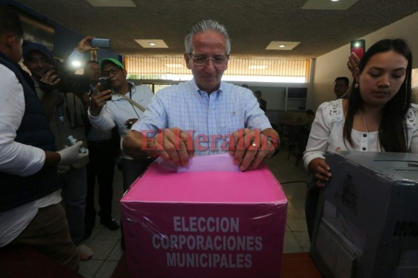 FOTOS: Así votaron las figuras políticas en distintos puntos de Honduras