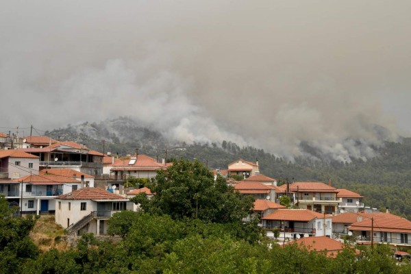 Así avanzan los incendios descomunales que devoran pueblos en Grecia