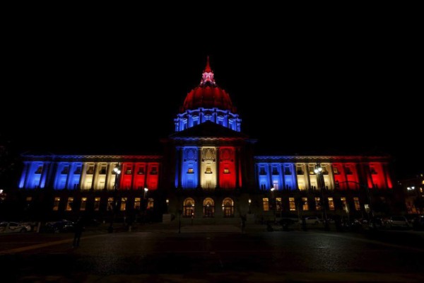 El mundo se iluminan por Francia