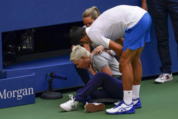 El momento en que Djokovic fue descalificado tras pelotazo contra jueza (FOTOS)