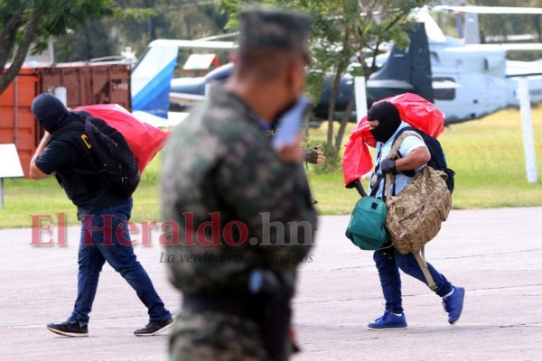 En avioneta y fuertemente custodiados, el traslado de los seis policías que cayeron con droga (FOTOS)