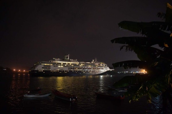 FOTOS: Horror y drama en cruceros con rumbo incierto que tienen infectados con Covid-19