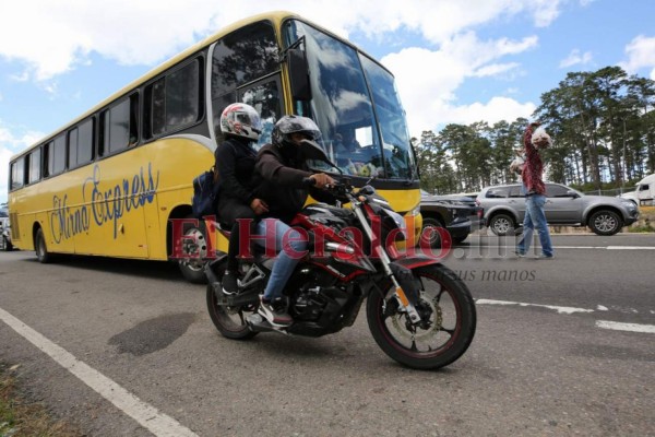 Caravanas y retenes: así se realizó el retorno seguro a la capital (FOTOS)