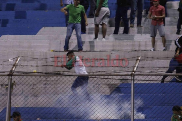 Las imágenes que no vio del ataque entre barras en la semifinal de fútbol hondureño