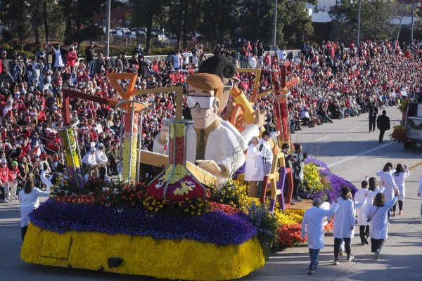 Con carrozas florales y animalistas, sorprende una vez más el Desfile de las Rosas 2022