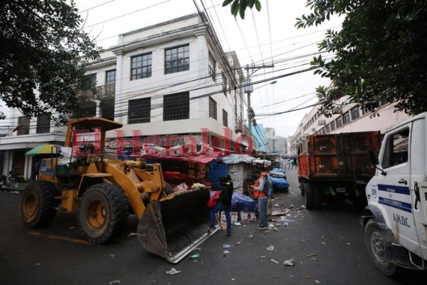 Hasta con maquinaria pesada sacaron basura de mercados capitalinos (FOTOS)